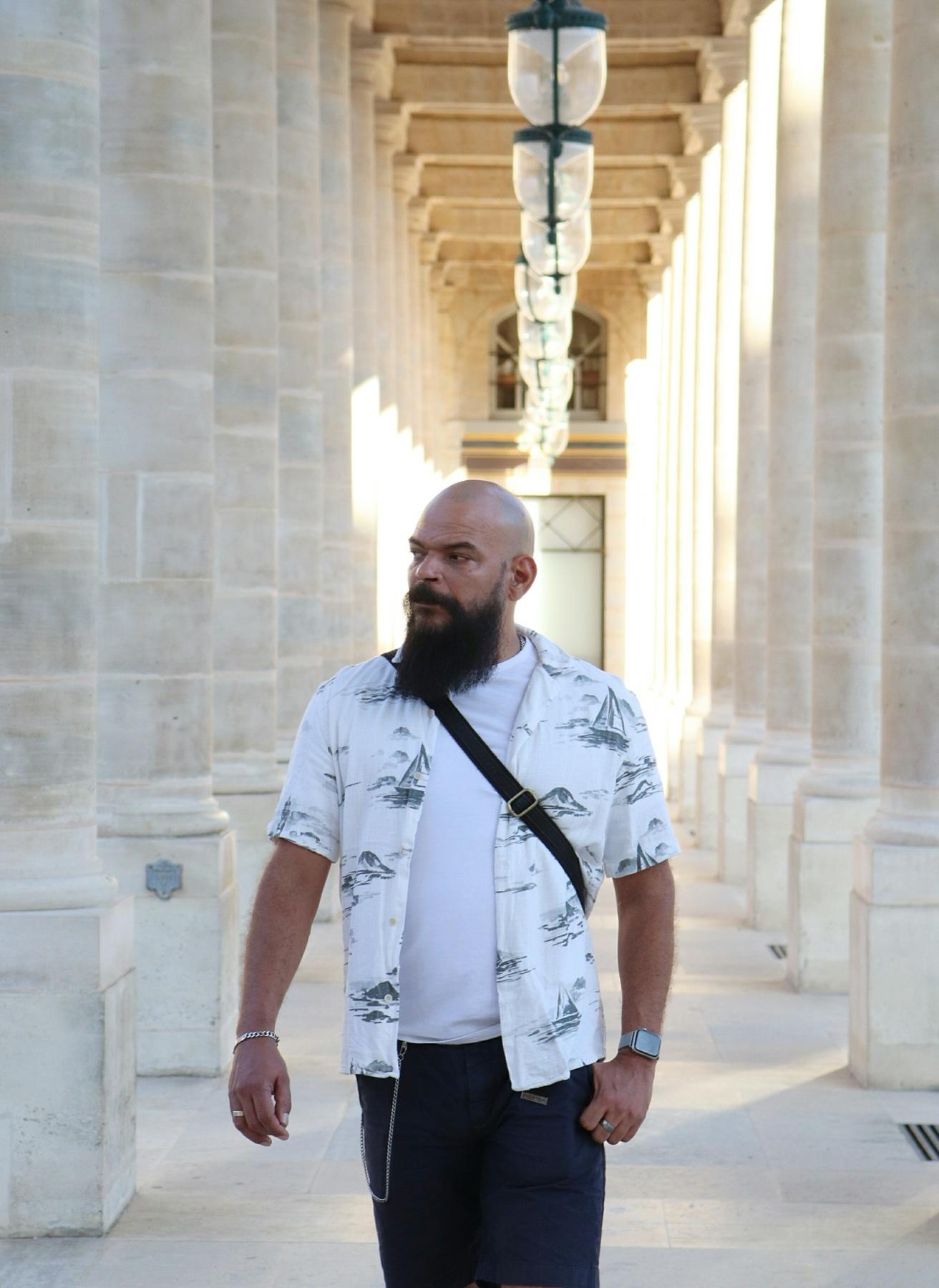 BOOSSOO caminando bajo una galería de piedra en París