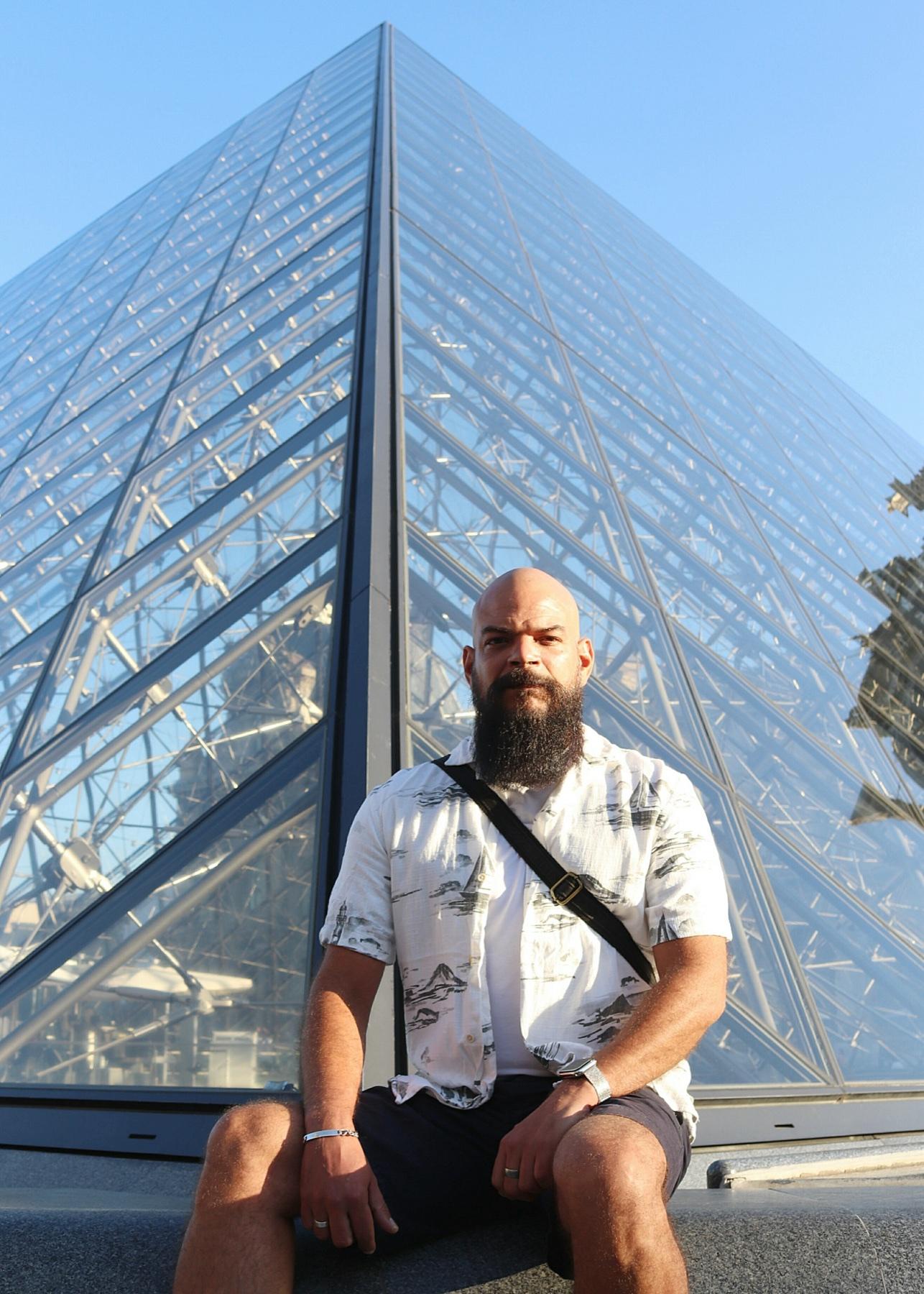 BOOSSOO frente a la pirámide del Louvre en París